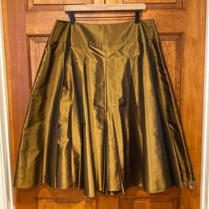 100% silk Talbots woman’s 18w beautiful bronze pleated skirt. Mint condition.